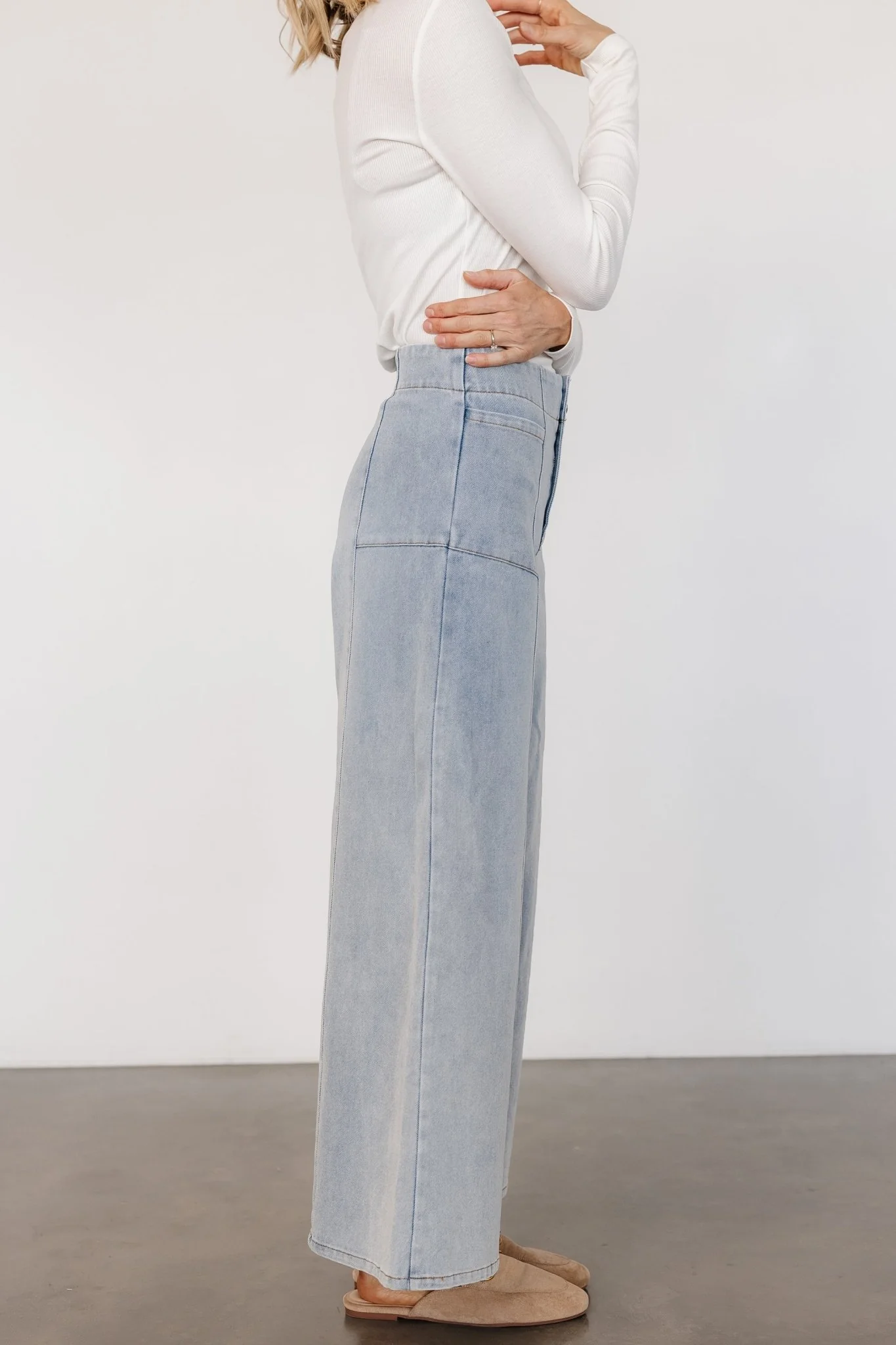 Emmi Mid Rise Wide Leg Jeans | Light Wash - Jamouz