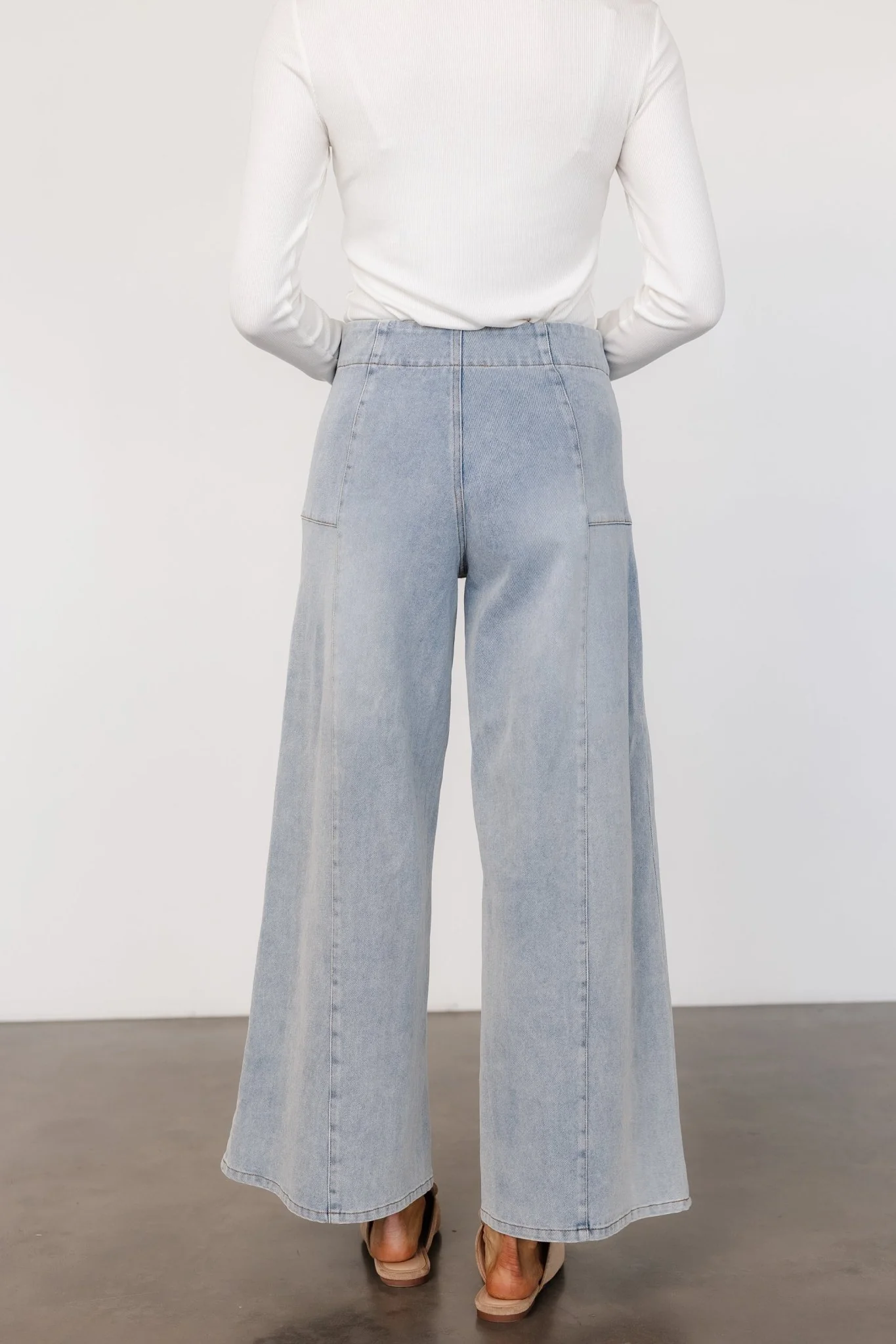 Emmi Mid Rise Wide Leg Jeans | Light Wash - Jamouz