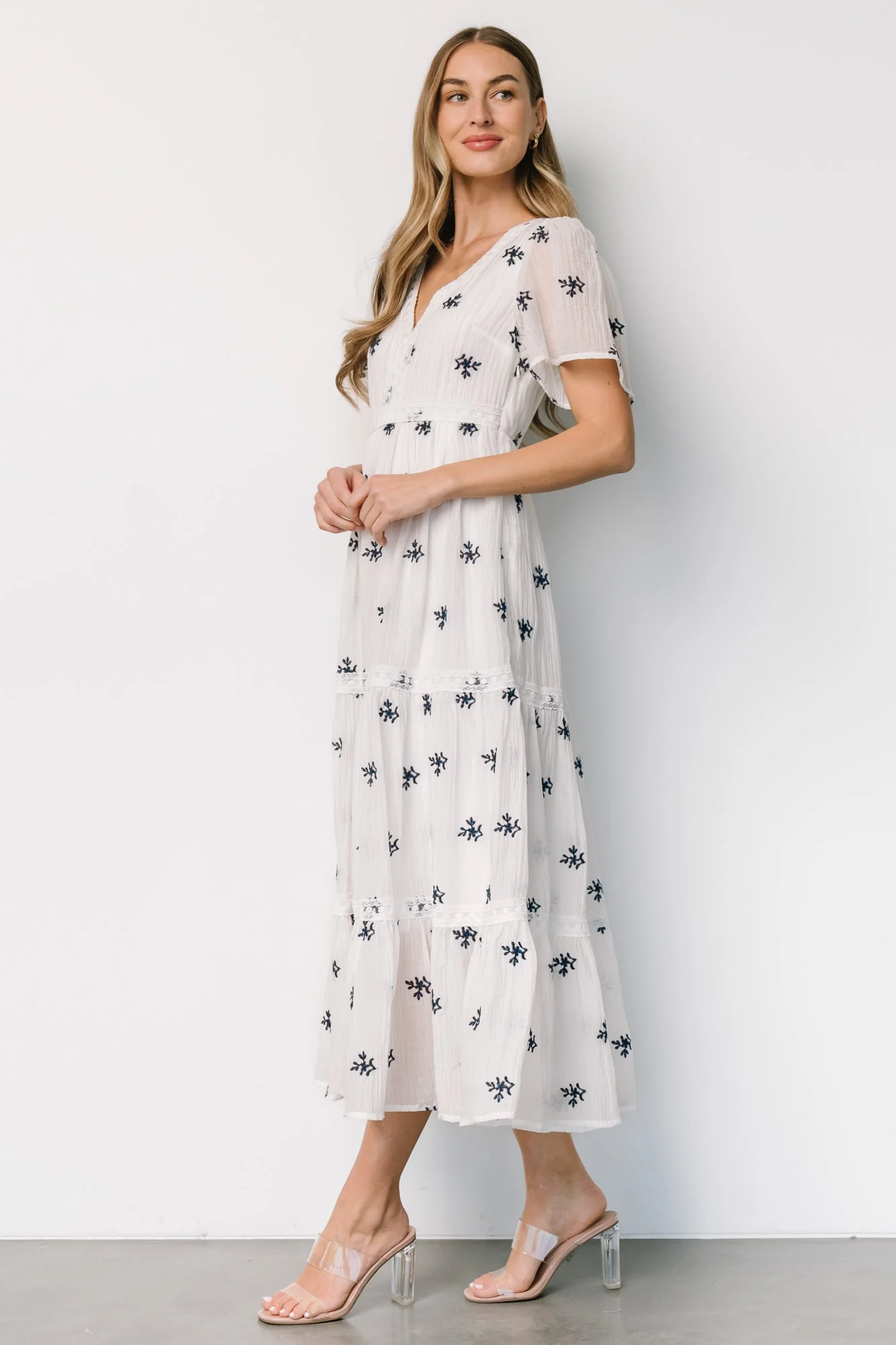 Jesenia Embroidered Dress | Off White + Navy - Jamouz