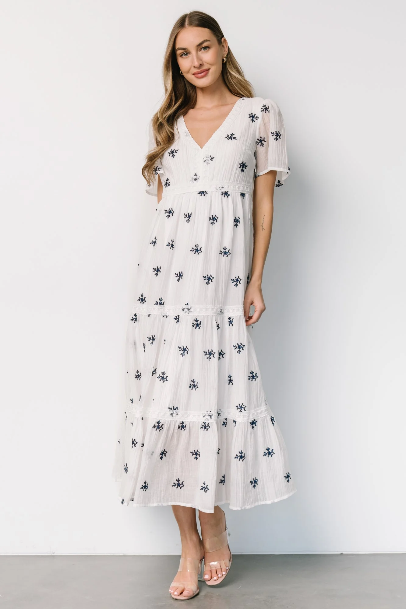 Jesenia Embroidered Dress | Off White + Navy - Jamouz