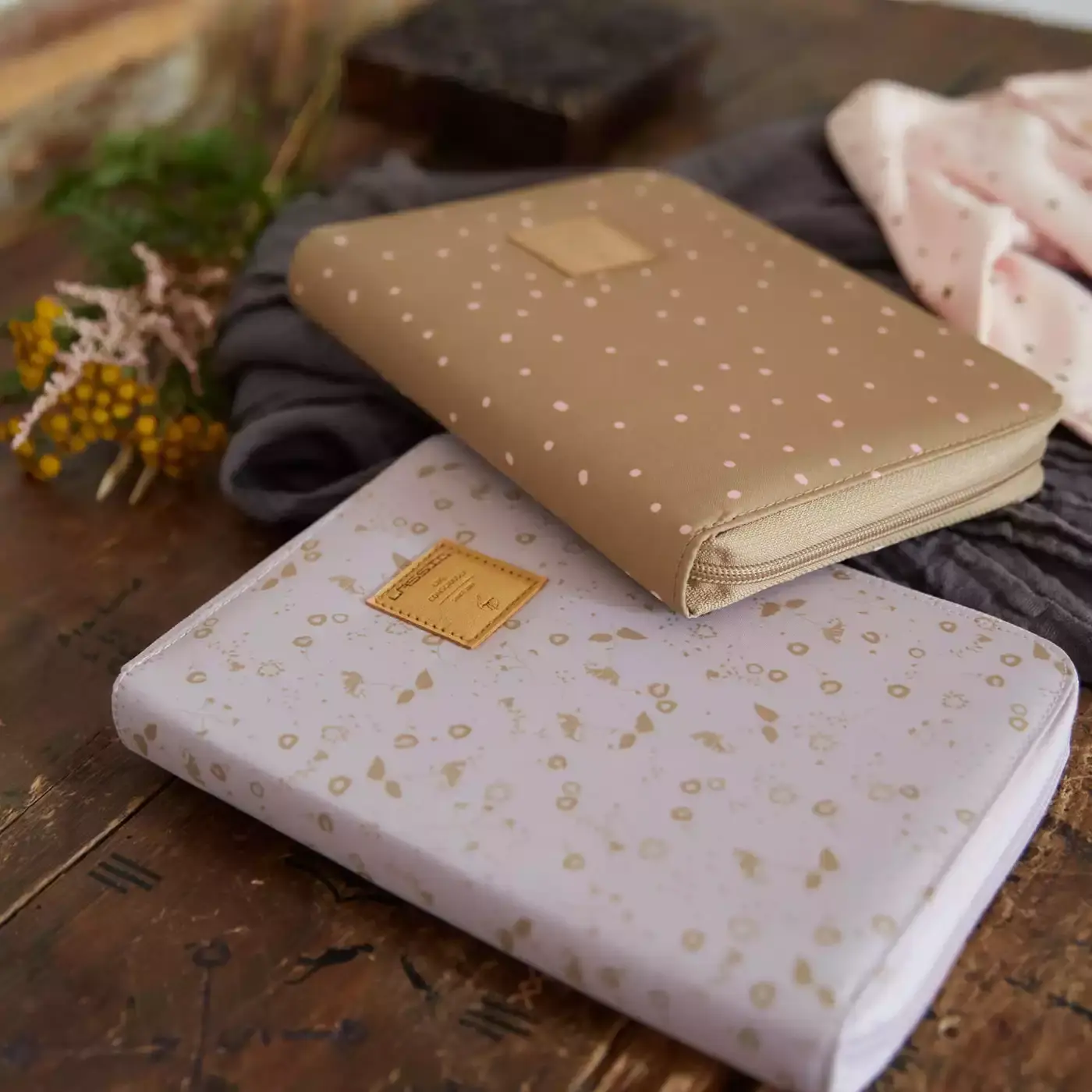 Mutterpasshülle Dots Curry - Jamouz