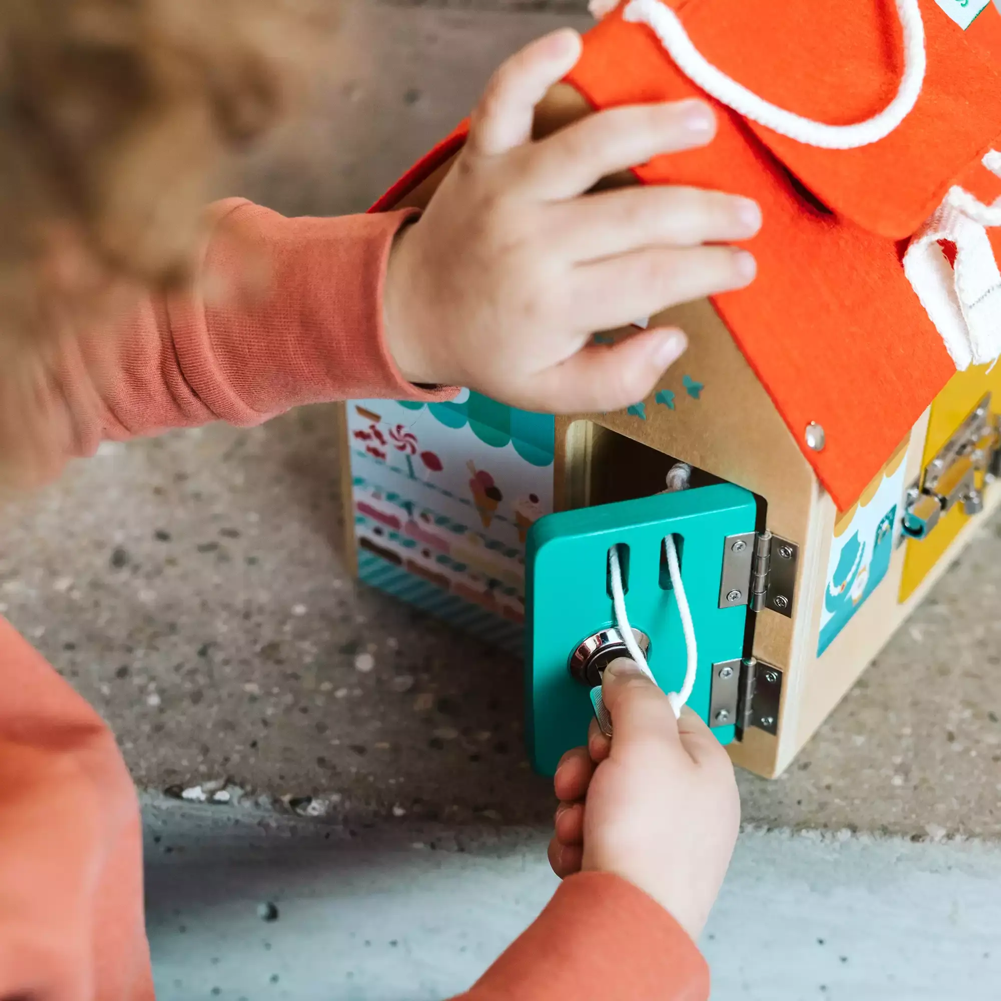 Lernhaus mit Schlössern - Jamouz